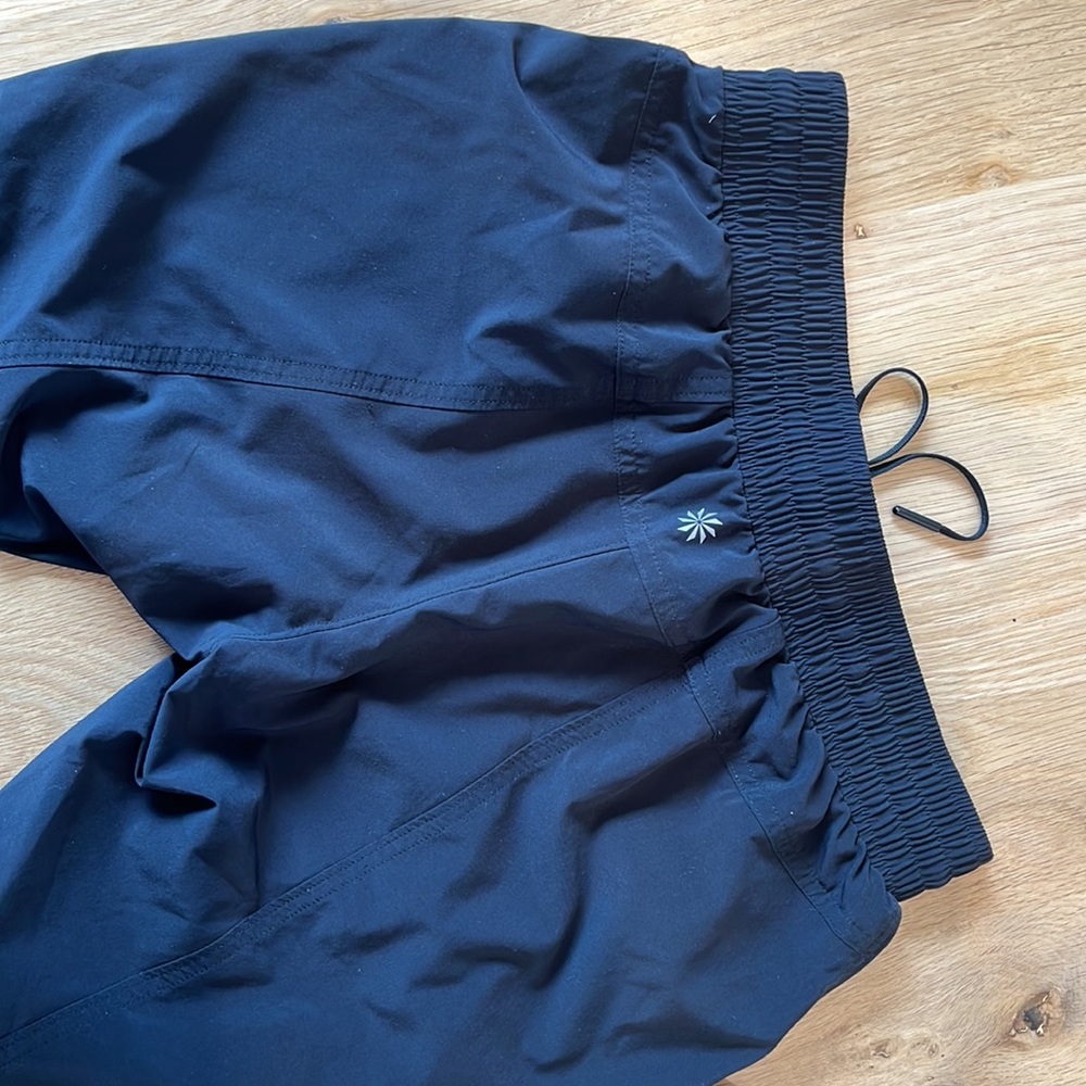 Women's black Athleta cropped ruched jogger
